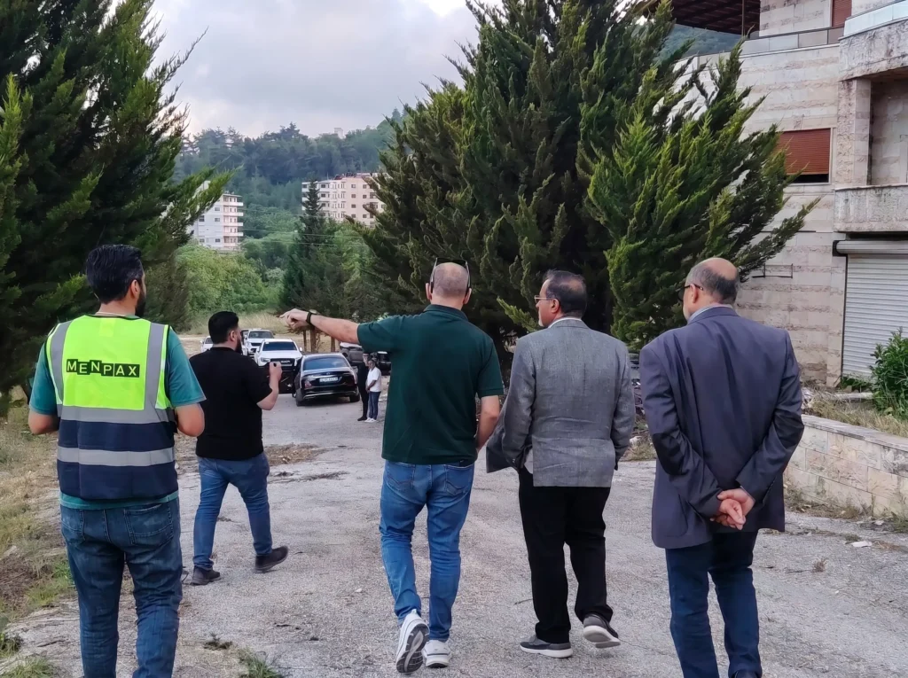جولة تفقدية للإدارة العليا: رئيس مجلس الإدارة والرئيس التنفيذي والمدير التنفيذي يتابعون سير الأعمال في مشروع تلال كسب